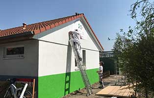 bueckeburg hauswand gestrichen arbeiter leiter fortschritt